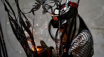 Metal parçalar kadın gücüyle sanat eserine dönüşüyor