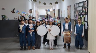 Midyat'ta çocuklar esnafa imsakiye ve şekerleme dağıttı