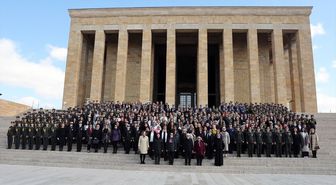 Milli Savunma Bakanı Yaşar Güler'in eşi Demet Güler, Anıtkabir'i ziyaret etti