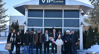 Milli sürat patenci İlyas Karadağ memleketi Erzurum'da çiçeklerle karşılandı