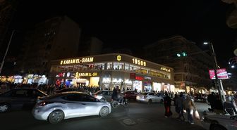 Mısır'da tasarruf önlemleri kapsamında dükkanlar erken kapandı, sokaklar karanlığa büründü