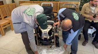 Mısır'da tedavi gören Gazzeli engelli kadın ve kız çocuklarına elektrikli sandalye desteği