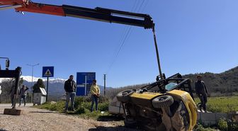 Muğla'da devrilen forkliftin altında kalan sürücü ağır yaralandı