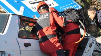 Muğla'da otomobilde sıkışan yolcuyu itfaiye kurtardı