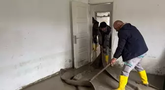 Muğla'nın Seydikemer ilçesinde su basan evlerdeki temizlik çalışmaları sürüyor