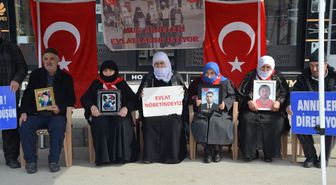 Muş'ta evlatlarına kavuşmak isteyen aileler, DEM Parti önündeki eylemlerini sürdürdü