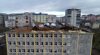 Muş'ta fırtına nedeniyle okul ve evin çatısında hasar oluştu