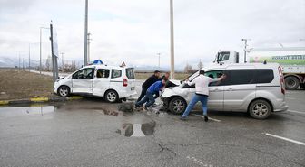Muş'ta iki hafif ticari araç çarpıştı, 9 kişi yaralandı