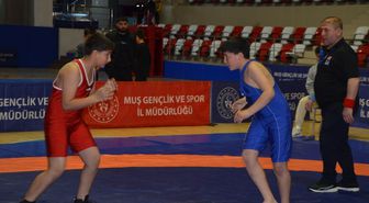 Muş'ta okullararası güreş müsabakaları yapıldı