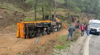 Nazilli'de devrilen kamyonun sürücüsü yaralandı