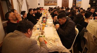 Nevşehir Belediye Başkanı Rasim Arı makamında öğrencilerle sahur yaptı