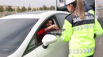 Nevşehir'de şeker ve kolonya ikram edilen sürücülere trafik kuralları hatırlatıldı