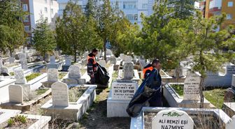 Niğde Belediyesi mezarlıklarda bayram temizliği yaptı