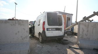 Niğde'de uygulama noktasındaki bariyere çarpan hafif ticari aracın sürücüsü öldü