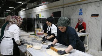 Niğdeli kadınlar, modern ekmek tesisinde üretime katılarak hayata tutundu