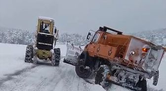 Niksar'da Özel İdaresi ekipleri kar nedeniyle yolda mahsur kalan aracı kurtardı