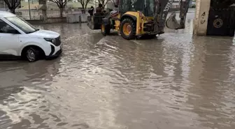Nusaybin'de sağanak; yollar ve okul bahçeleri suyla doldu