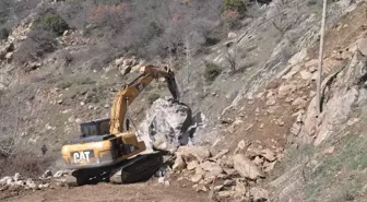 Ödemiş'te heyelan nedeniyle mahalle yolu ulaşıma kapandı