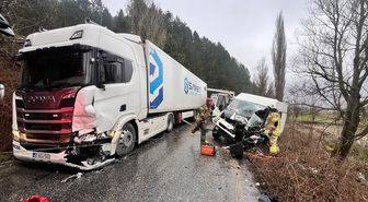 Ödemiş'te tırla çarpışan minibüsteki 2 kişi yaralandı