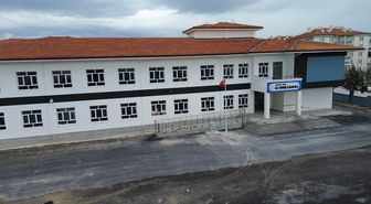 Okula gidememenin üzüntüsünü yaşayan iş insanı, memleketine eğitim kurumu kazandırdı