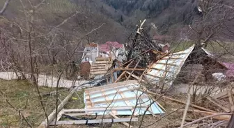 Ordu'da fırtına nedeniyle bazı evlerin çatısı uçtu