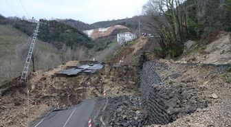 Ordu'da heyelan nedeniyle Ünye-Akkuş yolu ulaşıma kapandı