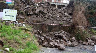 Ordu'da istinat duvarının çökmesi sonucu park halindeki 3 araçta hasar oluştu