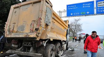 Ordu-Samsun kara yolunda hafriyat kamyonunun devrilmesi sonucu uzun araç kuyruğu oluştu