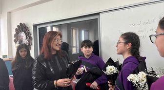 Ortaokul öğrencilerinden öğretmenlerine çiçek sürprizi