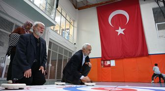 Osmaniye'de dede ve nineler spor müsabakalarında torunlarıyla yarıştı