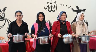 Osmaniye'de ev hanımları, öğrencilere, yetim ve öksüz çocuklara imece usulü iftar veriyor