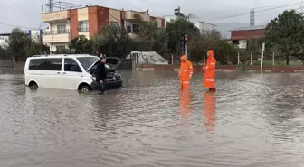 Osmaniye'de sağanak; yollar göle döndü, araçlar mahsur kaldı