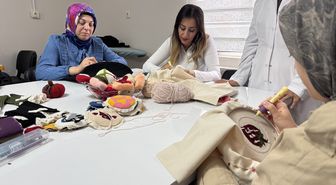 Otizmli oğlunun bakım sürecinde el sanatlarıyla hayata tutundu