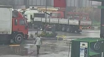 Otomobil, akaryakıt istasyonundan dönüş yapan TIR'a çarptı; kaza kamerada