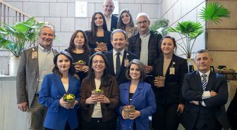 PMD'den, 8 Mart Dünya Kadınlar Günü dolayısıyla kadın parlamento muhabirlerine çiçek