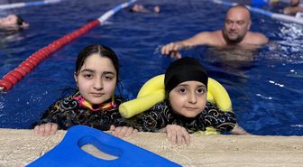Rasmussen sendromlu Amine kulaçlarıyla hayata tutunuyor