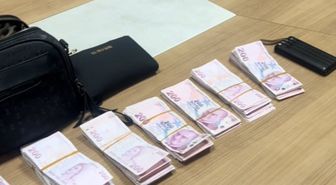 Reyhanlı ilçesinde muhtarların yolda bulduğu para dolu çanta sahibine ulaştırıldı