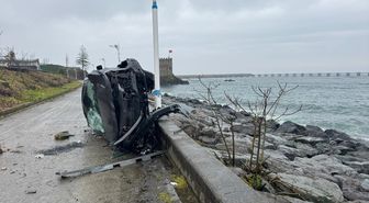 Rize'de devrilen otomobilin sürücüsü yaralandı