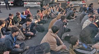 Rize'de tır dorsesinde 57 düzensiz göçmen yakalandı