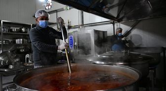 Saçaklızade Vakfı günlük 3 bin aileye iftar yemeği ulaştırıyor