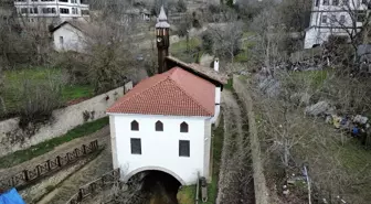 Safranbolu'da altından dere geçen tarihi cami dikkati çekiyor
