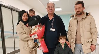 Sağlık personeli boğazına şeker takılan çocuğu Heimlich manevrasıyla kurtardı