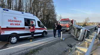 Sakarya'da devrilen hafif ticari aracın sürücüsü yaralandı