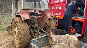 Sakarya'da kafası varile sıkışan köpek itfaiye ekiplerince kurtarıldı