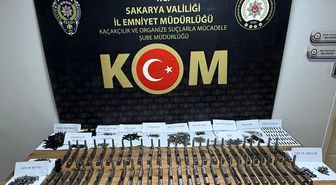 Sakarya'da otomobilde 1460 silah parçası ele geçirildi
