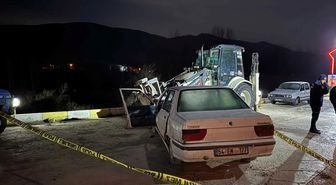 Sakarya'da park halindeki iş makinesine çarpan otomobilin sürücüsü öldü