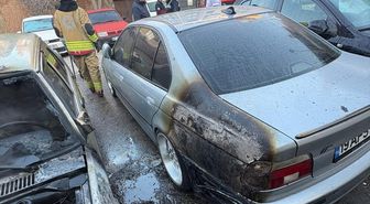 Salihli'de park halindeki 2 otomobildeki yangın söndürüldü