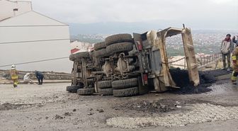 Samandağ ilçesinde devrilen kamyonun sürücüsü yaralandı