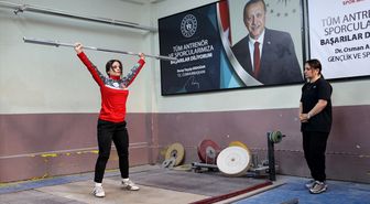 Şampiyon halterci Şaziye, milli sporcular yetiştiriyor