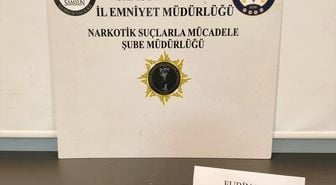 Samsun'da araç teybinin arkasına uyuşturucu gizleyen 3 zanlı yakalandı